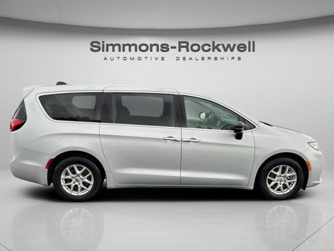 Used 2024 Chrysler Pacifica Touring-L FWD image 6