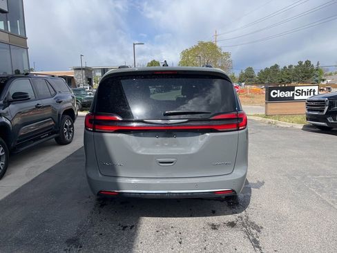 Used 2023 Chrysler Pacifica Limited FWD image 5