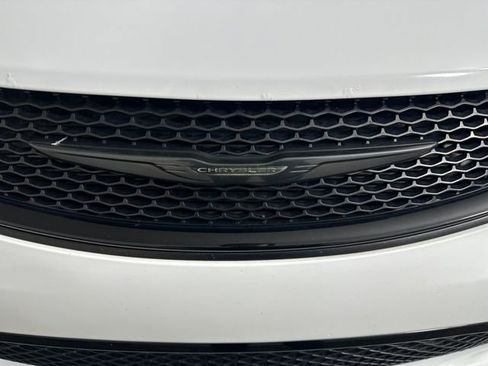 Used 2020 Chrysler Pacifica Touring w/ S Appearance Package image 9