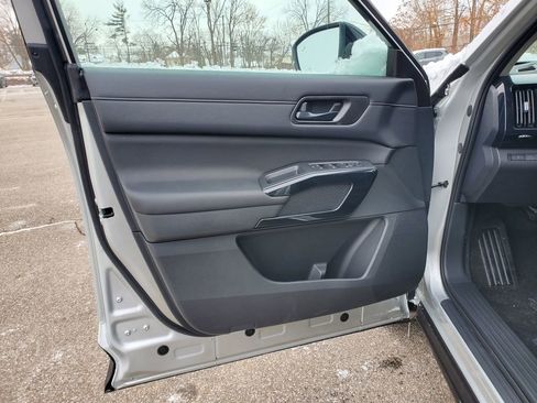 New 2025 Nissan Pathfinder S image 15