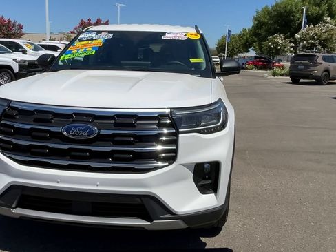 Used 2025 Ford Explorer Active w/ Active Comfort Package AWD/4WD image 2