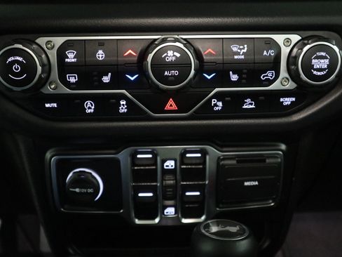 Used 2025 Jeep Wrangler Sahara image 26