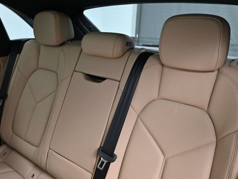 Certified 2026 Porsche Macan AWD/4WD image 6