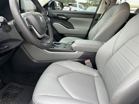 Used 2024 Toyota Highlander LE image 11