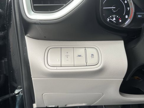 Certified 2022 Hyundai Venue SEL image 25