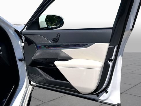 Certified 2025 BMW 750e xDrive w/ Executive Package AWD/4WD image 24