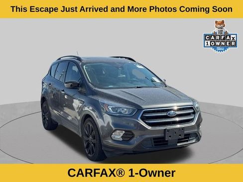 Used 2018 Ford Escape SE w/ SE Sport Appearance Package FWD image 3