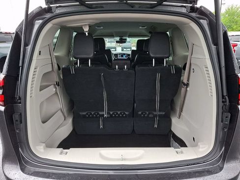 Used 2023 Chrysler Pacifica Touring-L FWD image 30