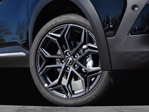 New 2025 Nissan Kicks SR image 3