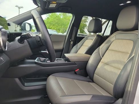 Certified 2025 Chevrolet Equinox LT w/ Convenience Package II AWD/4WD image 18