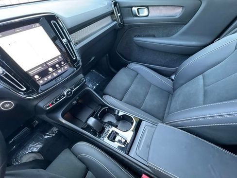 Certified 2025 Volvo XC40 B5 Plus AWD/4WD image 22