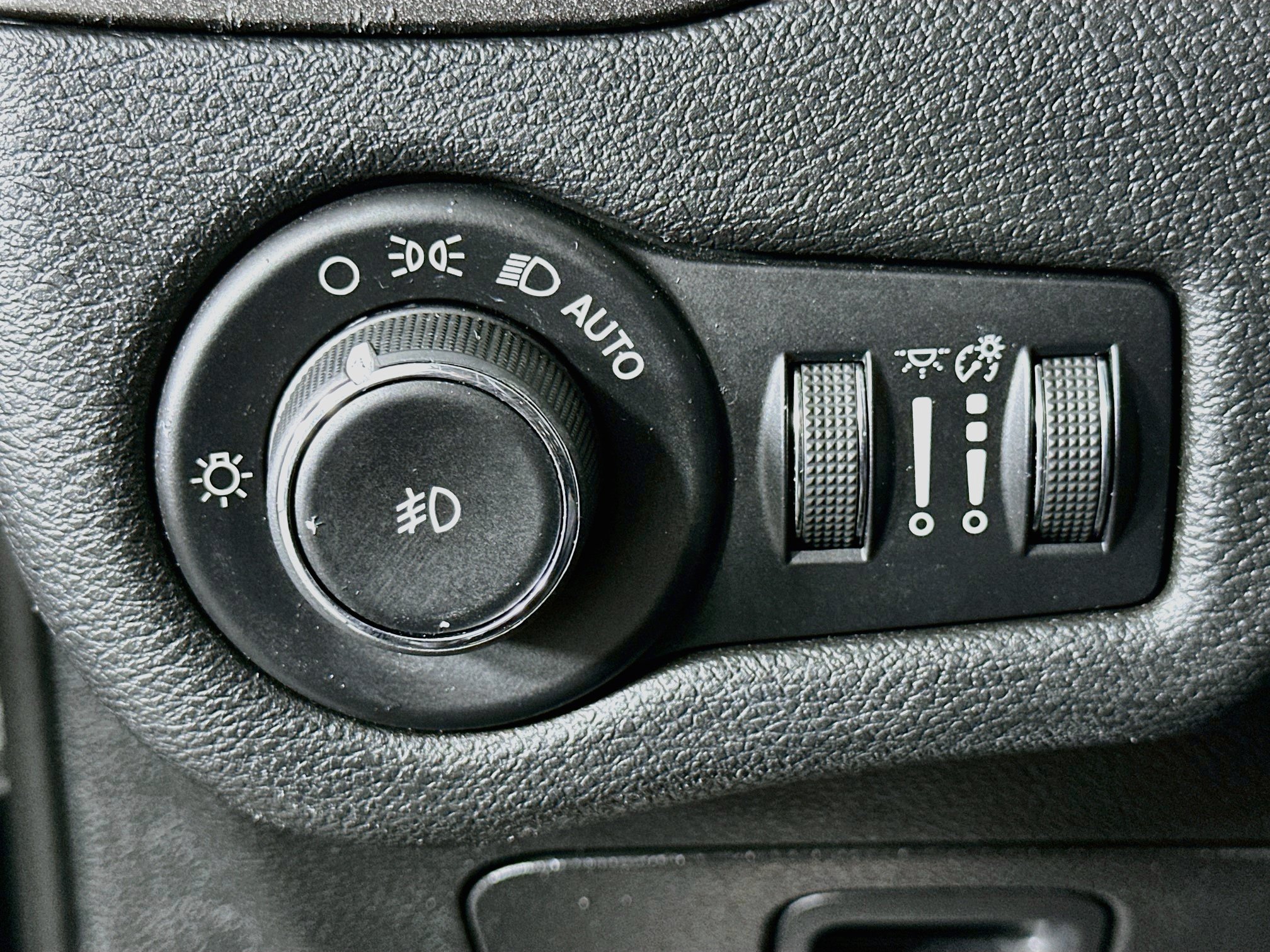 Used 2019 Jeep Cherokee Trailhawk AWD/4WD image 17