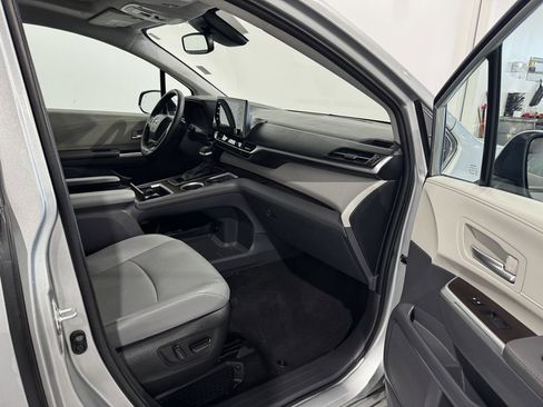Used 2023 Toyota Sienna XLE image 24