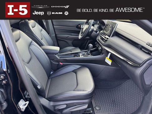 New 2026 Jeep Compass Latitude image 9