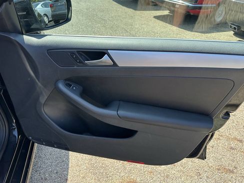 Used 2013 Volkswagen Jetta SE FWD image 19