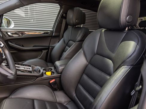 Certified 2023 Porsche Macan S AWD/4WD image 5