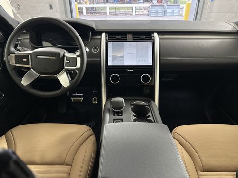 Used 2025 Land Rover Discovery Dynamic SE image 3