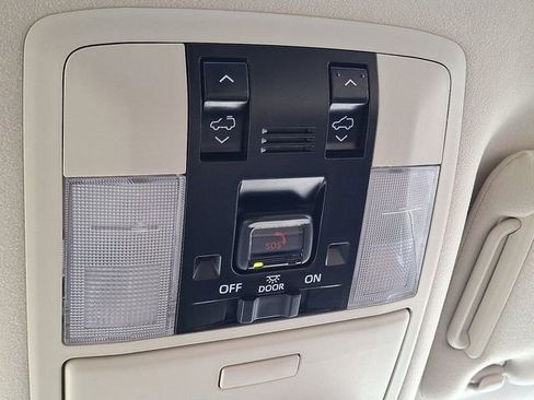 Used 2023 Lexus GX 460 Premium w/ Accessory Package AWD/4WD image 27
