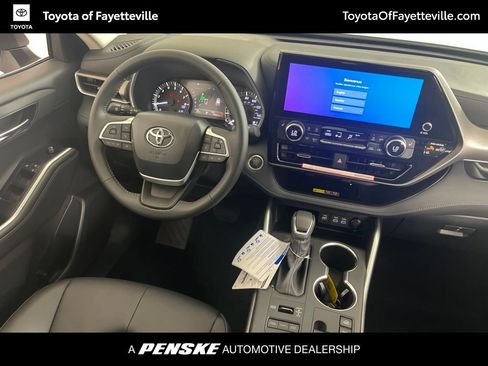 Used 2026 Toyota Highlander XLE AWD/4WD image 16