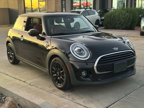 Used 2021 MINI Cooper 2-Door Hardtop w/ Signature Upholstery Package image 4