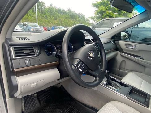Used 2017 Toyota Camry LE w/ Moonroof Package FWD image 9