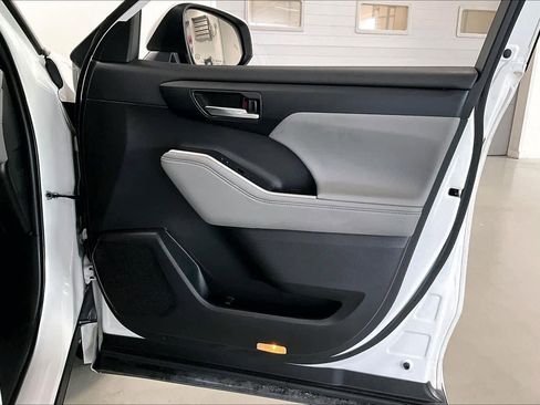 Used 2022 Toyota Highlander XLE image 26