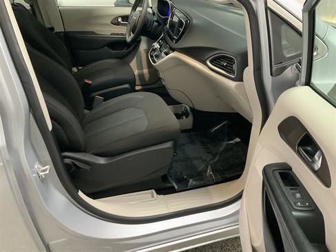 Used 2023 Chrysler Voyager LX image 18