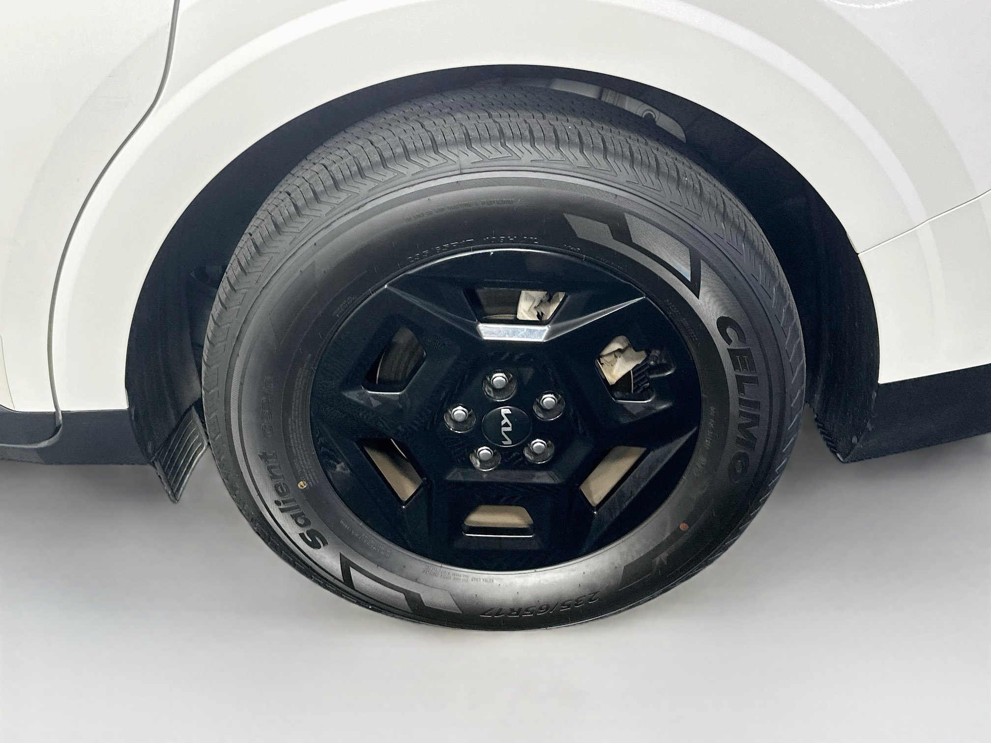 Used 2025 Kia Carnival FWD image 11