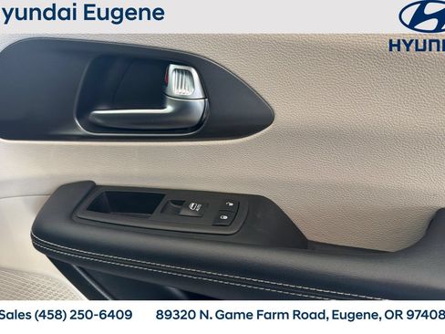 Used 2023 Chrysler Pacifica Touring-L FWD image 22