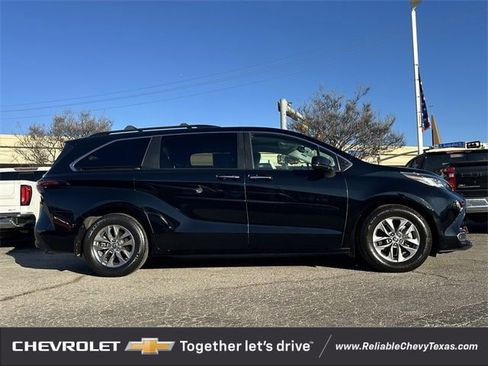 Used 2023 Toyota Sienna XLE image 3