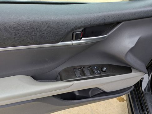 Used 2021 Toyota Camry SE image 9