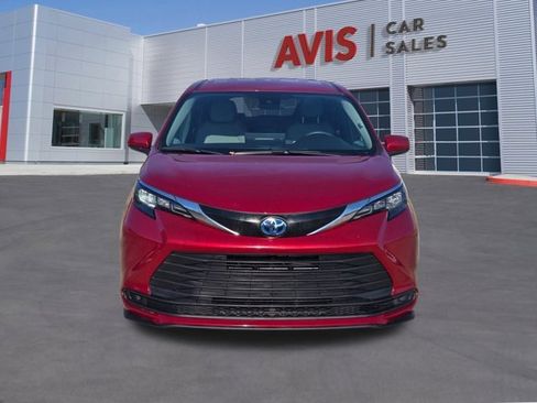 Used 2025 Toyota Sienna LE image 2