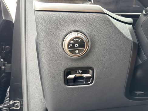 Used 2025 Mercedes-Benz GLC 300 4MATIC image 15