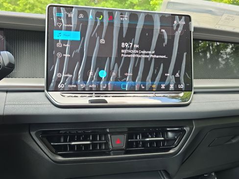 New 2025 Volkswagen Tiguan SE image 20