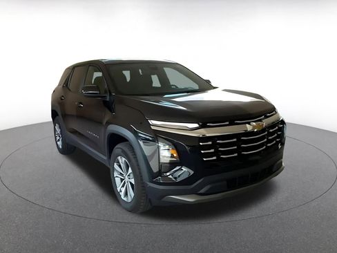 Used 2025 Chevrolet Equinox LT image 2