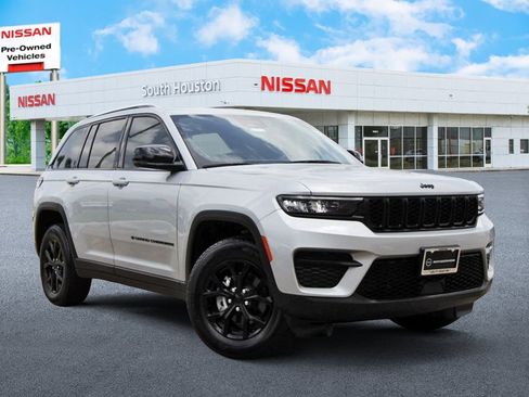 Used 2025 Jeep Grand Cherokee Altitude RWD image 1