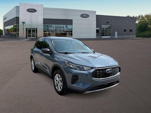 Used 2024 Ford Escape Active AWD/4WD image 2