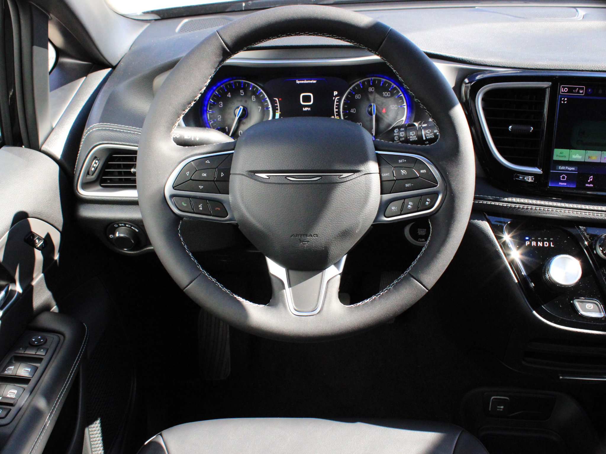New 2027 Chrysler Pacifica Select FWD image 13