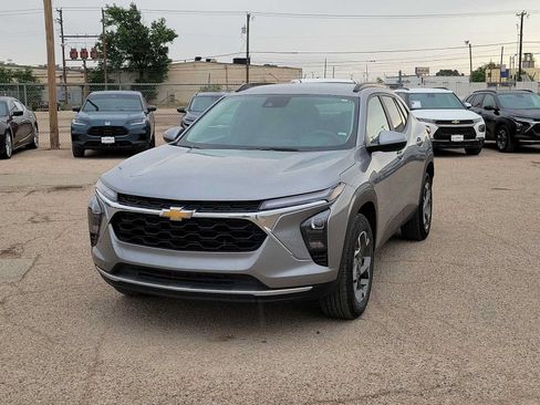 Used 2025 Chevrolet Trax LT FWD image 4