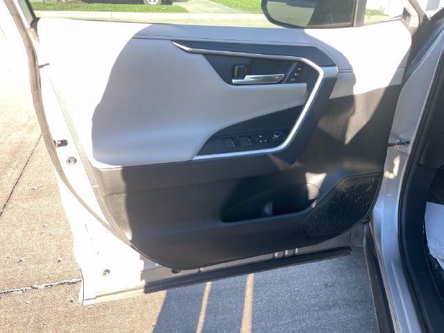 Used 2019 Toyota RAV4 Limited w/ Cold Weather Package FWD image 11
