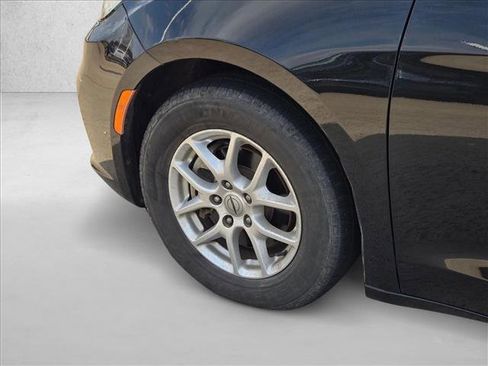 Used 2021 Chrysler Pacifica Touring-L image 19