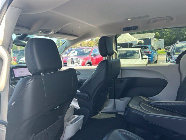 Used 2022 Chrysler Pacifica Touring-L FWD image 12