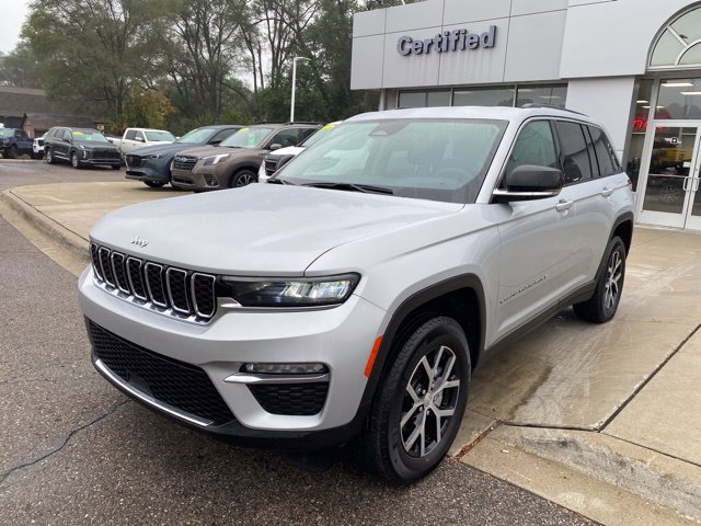 Used 2023 Jeep Grand Cherokee Limited AWD/4WD image 11