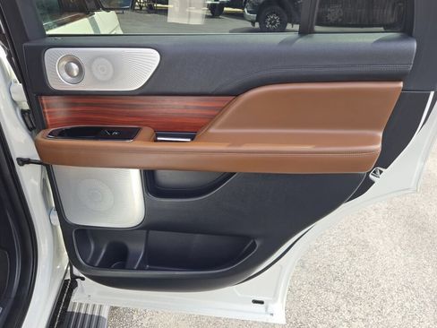 Used 2024 Lincoln Navigator Reserve AWD/4WD image 11