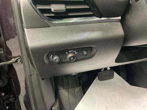 Used 2021 Chevrolet Traverse LT w/ LT Premium Package image 12