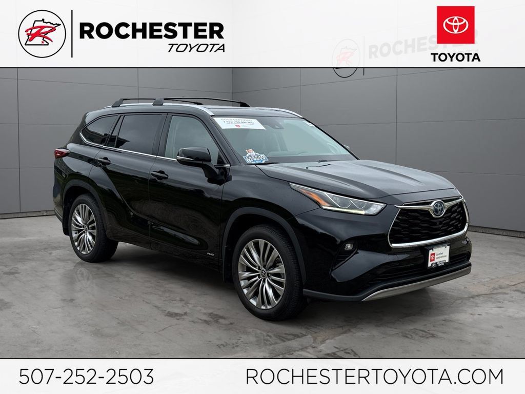 Certified 2022 Toyota Highlander Platinum AWD/4WD image 1