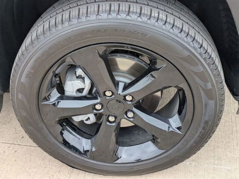 Used 2025 Jeep Grand Cherokee Limited w/ Black Appearance Package image 29