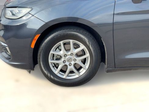 Used 2021 Chrysler Pacifica Touring-L image 11