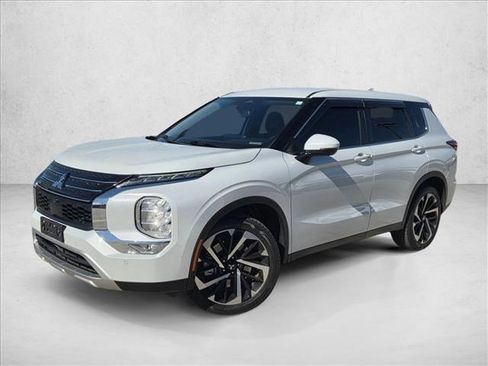 Used 2024 Mitsubishi Outlander SE image 1