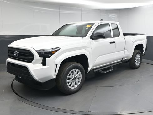Used 2025 Toyota Tacoma SR image 4